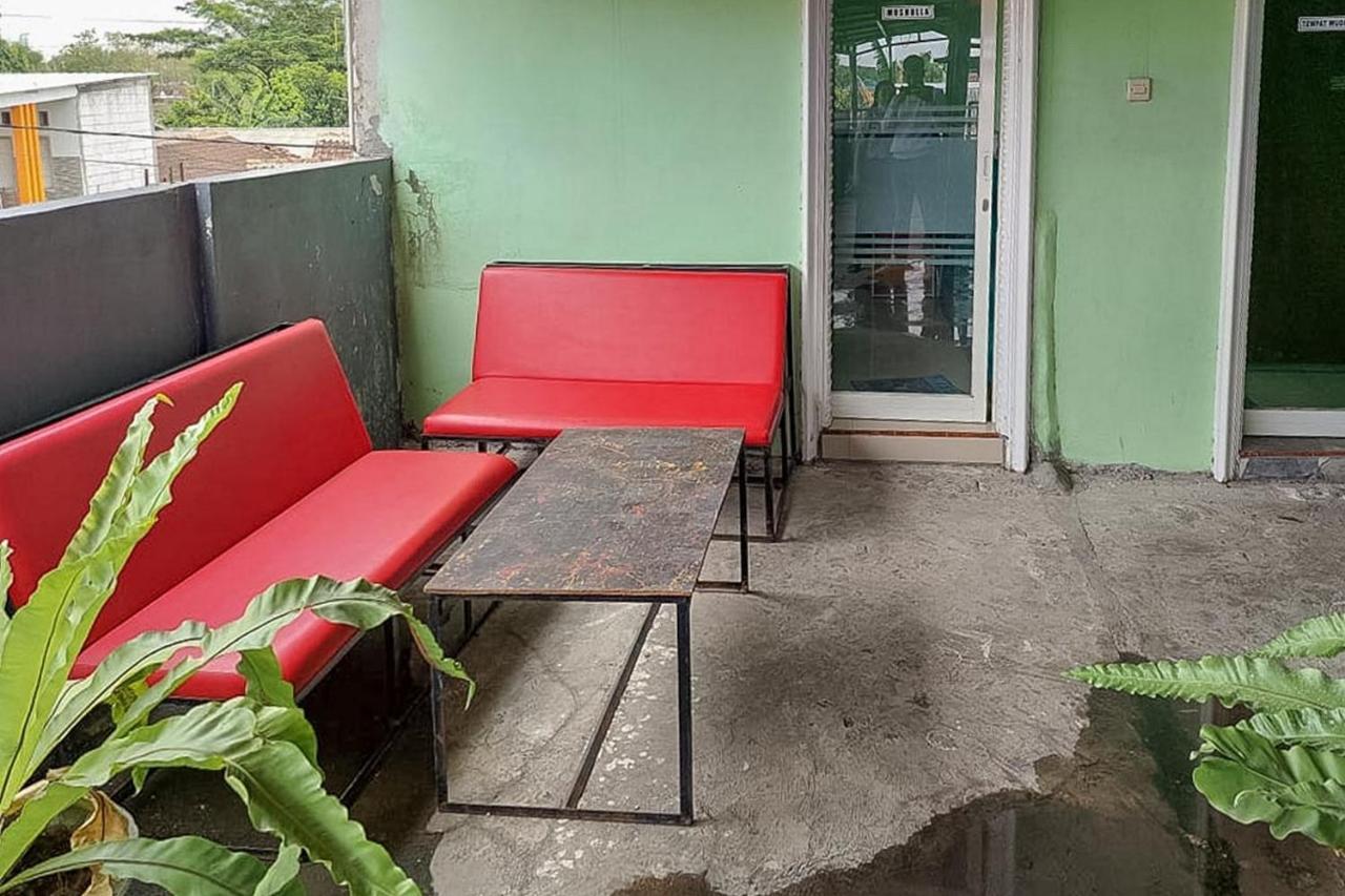 Icha Homestay Near Terminal Purabaya Madiun Exterior foto